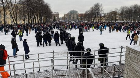В Петербурге ОМОНовец на руках перенес девушку через забор и спас от автозака