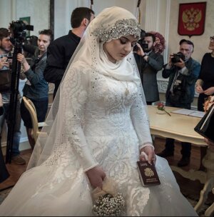 новости россии, чеченские свадьбы, 17-летняя луиза гойлабиева вышла замуж за начальника РОВД Ножай-Юртовского района Чечни Нажуда Гучигова, причина грусти чеченской невесты, скандальная чеченская свадьба, свадьба тысячелетия