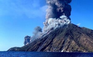 вулкан Стромболи, вулкан италии, извержение, ЧП, режим ЧС, новости дня, видео, природа, общество, тема дня, туристы в италии