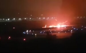 Boeing, самолет, загорелся, впп, выкатился, эвакуация, двигатель, сочи, россия