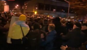 Верховная Рада, столкновения, беспорядки, Нацгвардия, спецназ, каски, забор, повалили, грушевского, митинг, саакашвили, протестующие