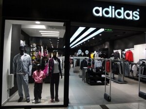 adidas, новости россии, экономика, одежда adidas, закрытие 200 магазинов
