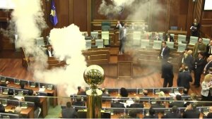 Оппозиционер взорвал дымовое устройство в здании парламента Косово