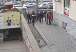 Новости Киргизии, драка в Бишкеке, толпа подростков, нож, потасовка, происшествия, криминал, смотреть видео