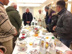 религия, папа римский франциск, день рождения, бездомные, происшествия, общество, завтрак