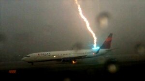 Delta Air Lines, лас-вегас, атланта, самолет, молния, фото, видео