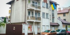 консульство украины, польша, свастика, нацисткая символика, неизвестный мужчина