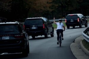 сша, трамп, кортеж, средний палец, велосипедистка, фото, работа, увольнение 