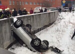 новости россии, новости москвы, машина вылетела с парковки на 5 этаже, чп на улице твардовской