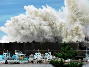 япония, тайфун "Халола", авиарейсы