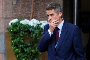 Гэвин Уильямсон, Великобритания, Россия, высказывание, скандал, утечка, информация, увольнение, Тереза Мэй, премьер-министр