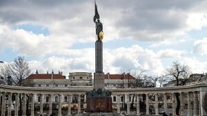 австрия, вена, памятник советским солдатам, осквернили, облили краской
