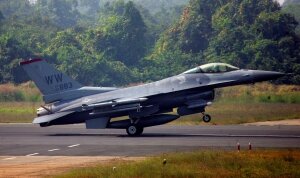 F-16, истребители, сша, экстренная посадка, двигатель, поломка, авиация