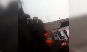 новости россии, новости москвы, горят машины под подъездом на улице свободы
