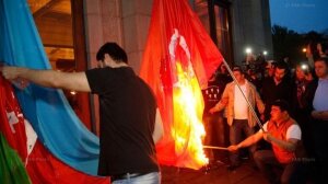 ереван, факельное шествие, армения, карабах, флаги, сожжение, турция, азербайджан