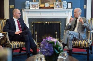 яценюк, байден, политика, сша, украина, донбасс, переговоры, подключение