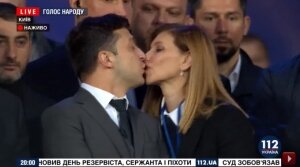 зеленский, жена, поцелуи, олимпийский, стадион, дебаты, порошенко, видео 