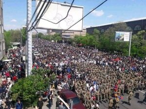Ереван, Армения, Саргсян, Пашинян, премьер-министр, происшествия, полиция, политика, общество, митинг, протест, акция, активисты, блокирование, здания, парламент, армия, Минобороны, военнослужащие, колонна, военные
