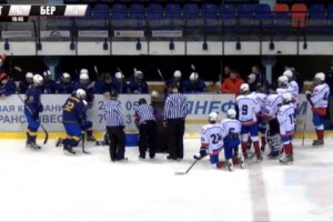 хоккей, чп на льду, спас жизнь одноклубнику, юношеская команда, белоруссия, украина, видео