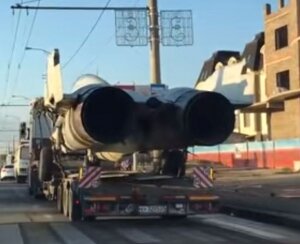 Новости России, новости Краснодара, общество, происшествие, смотреть видео, истребитель в городе, военный самолет