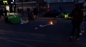 2017, выборы, Франция, президент, онлайн, сегодня, результат, экзит-пол, лидер гонки, Марин Ле Пен • Макрон, Эммануэль • Фийон, Франсуа • Амон, Бенуа, протесты, париж, ночь барикад, видео, файеры, дымовые шашки, разгон