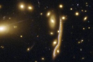 "Хаббл", ученые, астрономы, галактика, змея, неправильная галактика, гравитационное линзирование