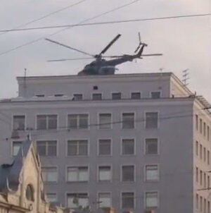 На Лубянку в Москве прилетело два военных вертолета