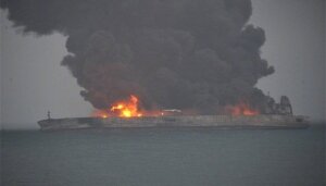 Китай, корабль, столкновение, происшествие, пропали без вести, спасатели, кадры, пожар, видео, танкер
