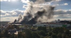 тк синдика, горит, кадры. видео, мкад, мчс, обрушилась кровля, новости москвы, россия