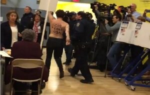 Femen, Дональд Трамп, избирательный участок, голосование, итоги, результаты, голосование, штаты, 58, Клинтон, трамп, выборы, рейтинг, инфографика, exit poll, президент, онлайн