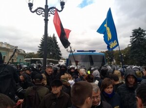 ВР, Верховная Рада, парламент, полиция, активисты, Национальный корпус, Свобода, реинтеграция, Донбасс, политика, законопроект, митинг, протест, драка, кадры, Киев, Украина