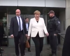 Меркель, Германия, ФРГ, нападение, канцлер, бундестаг, Парламент, происшествия, полиция, криминал, политика, общество, видео