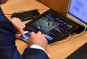 валерий савельев, депутат, играет в игры на заседении, видео, вечерний ургант
