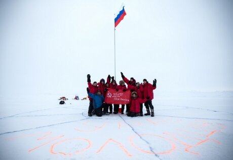 Российские школьники установили на Северном полюсе знамя Победы